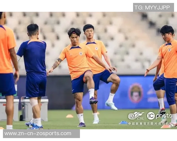 山东泰山队在武汉体育中心进行赛前踩场训练为即将到来的比赛做好准备